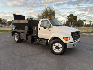 Грузовик для ямочного ремонта PB Loader на базе Ford F750 2000 года 