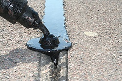 Герметизация трещин в дорожном покрытии